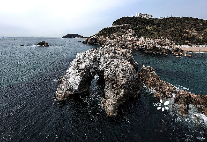 日本海岸，海中带有天然石门的岛屿图片素材