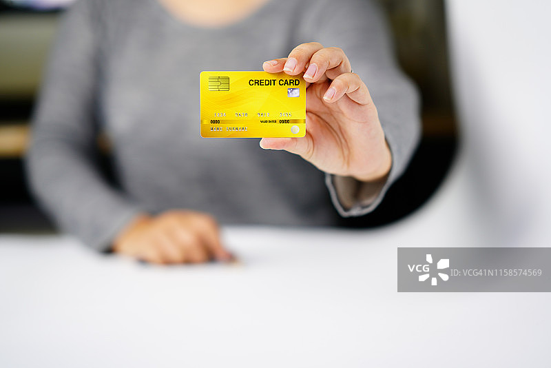 手持信用卡的特写图片素材