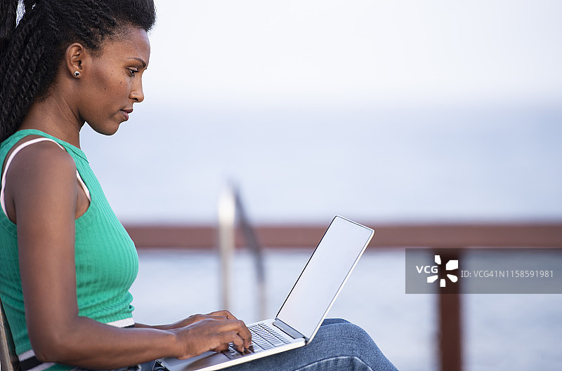 居家办公的女人图片素材