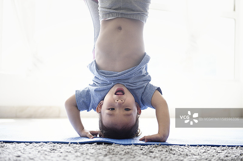 在帮助下儿童做倒立图片素材