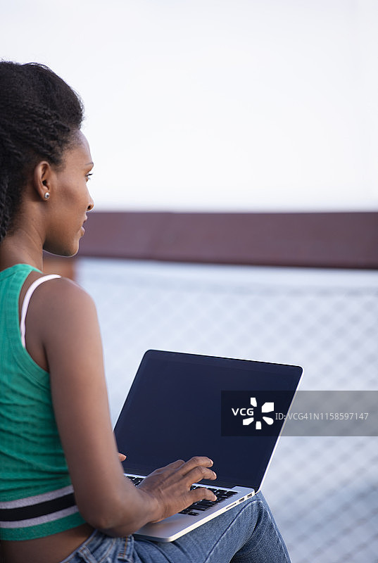 户外工作的女性图片素材