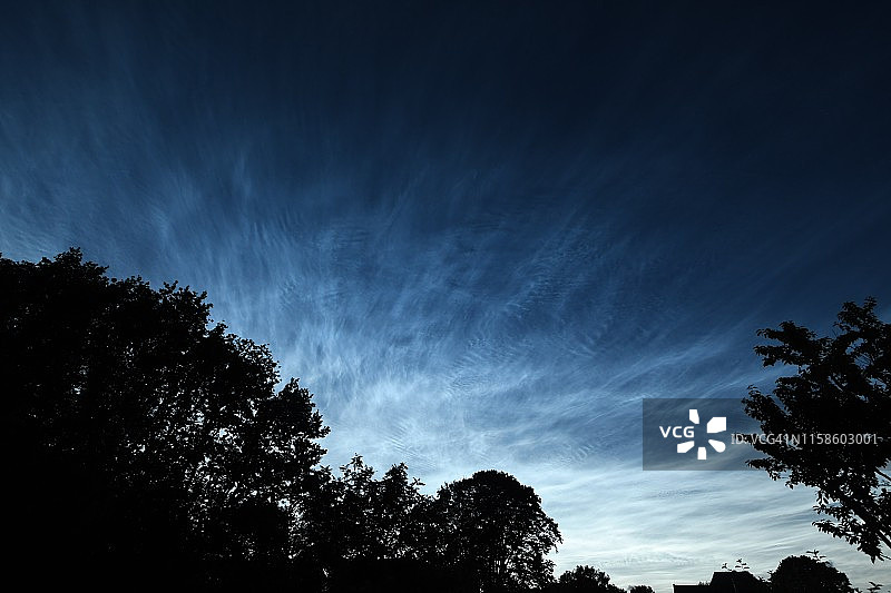 午夜时分的夜光云图片素材