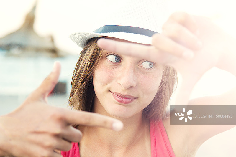 沙滩上的开朗女人图片素材