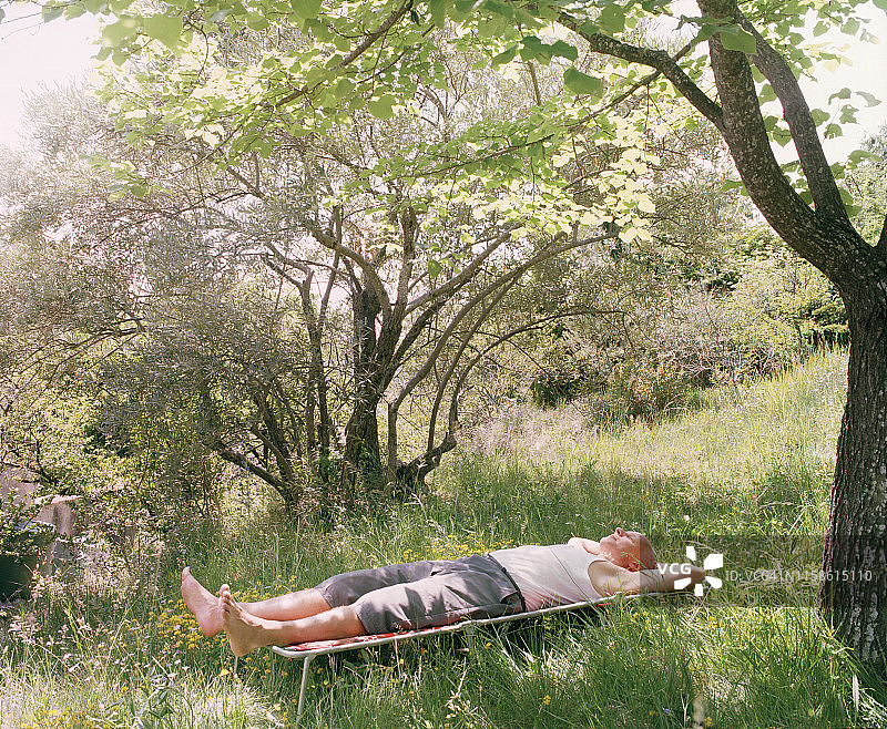 在花园里小睡图片素材