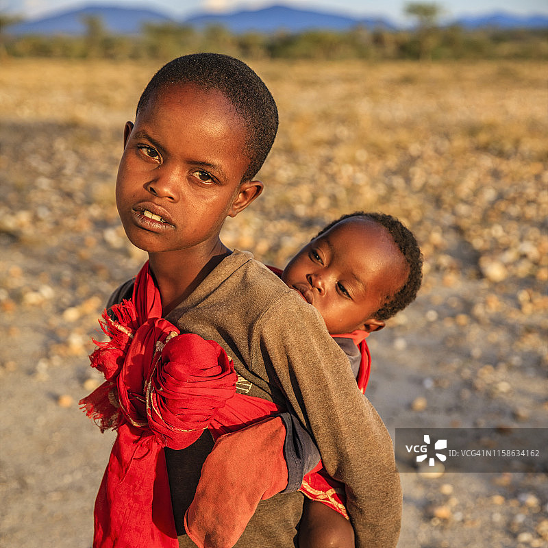 抱着弟弟的非洲小女孩，肯尼亚，东非图片素材