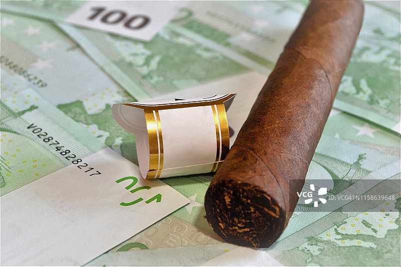 百欧元纸币背景上的雪茄图片素材