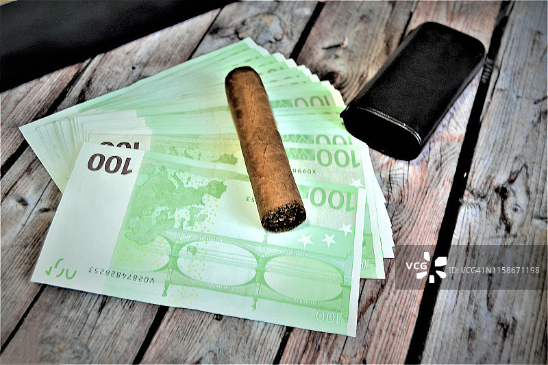 百欧元纸币背景上的雪茄图片素材