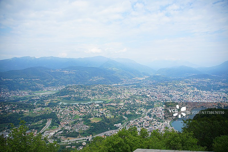 夏季从萨尔瓦托山拍摄的卢加诺湖风光图片素材
