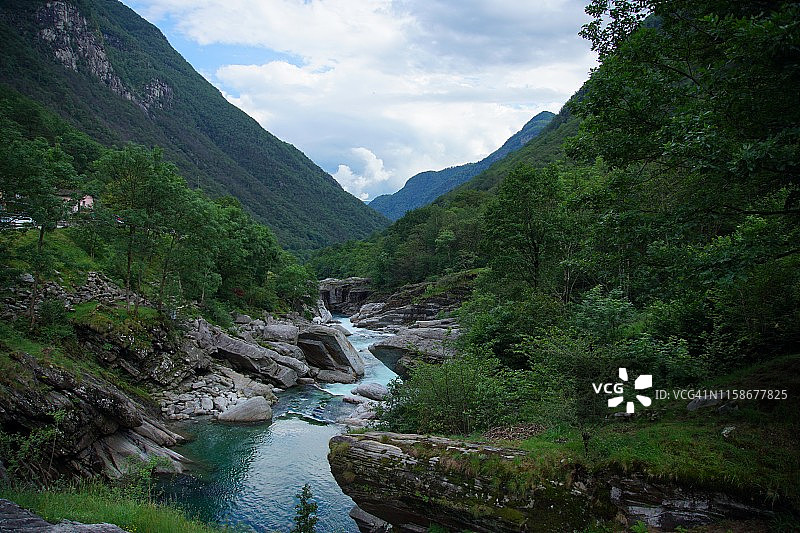 韦尔扎斯卡自然保护区河流森林风光（瑞士洛迦诺）图片素材