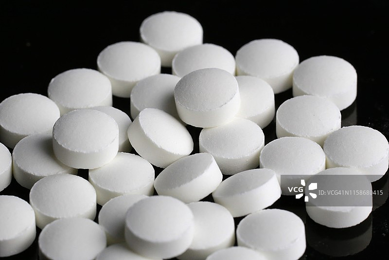 黑色背景上的口服药物图片素材