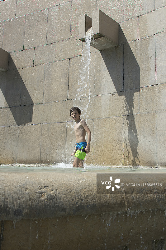 热浪袭击巴黎，儿童在喷泉下图片素材