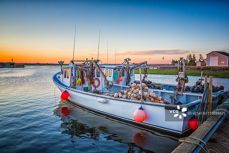 爱德华王子岛马尔佩克港的日出渔船图片素材