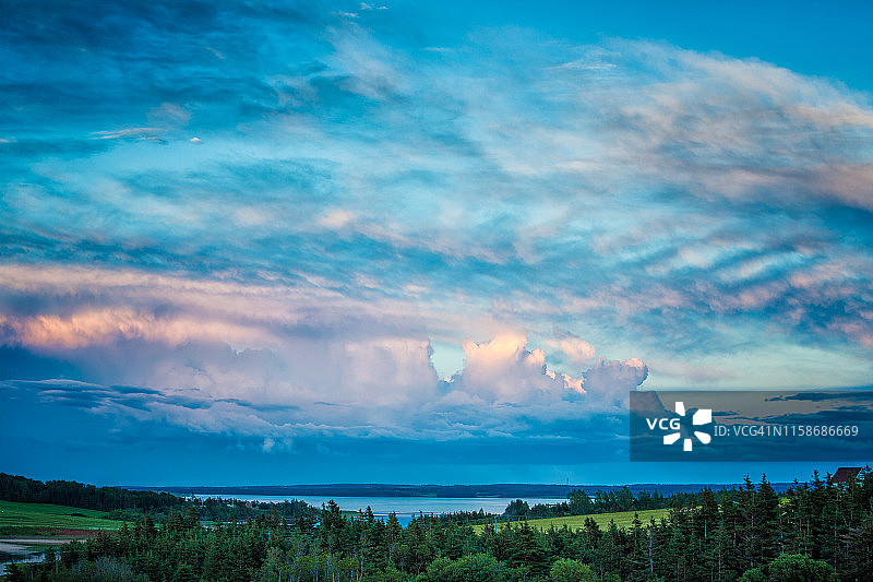 加拿大爱德华王子岛新伦敦湾日落图片素材