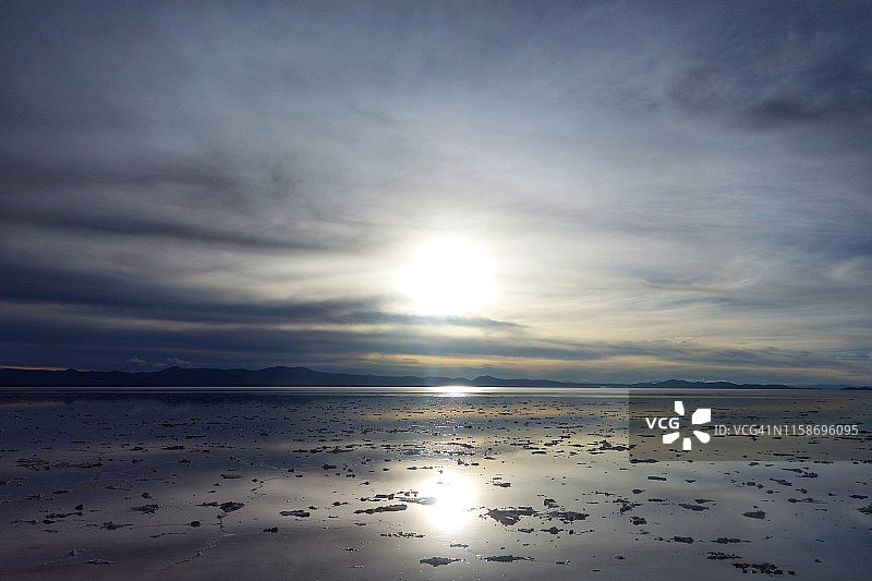 乌尤尼盐沼日出的倒影图片素材