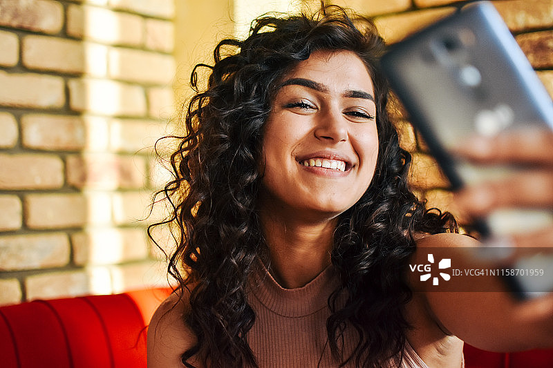 迷人的女孩自拍图片素材