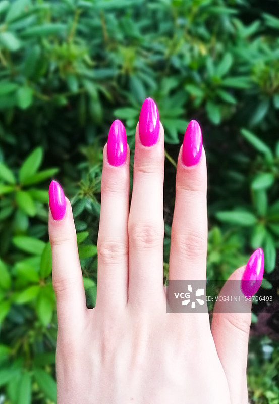 女人的手指与指甲艺术美甲的特写图片素材