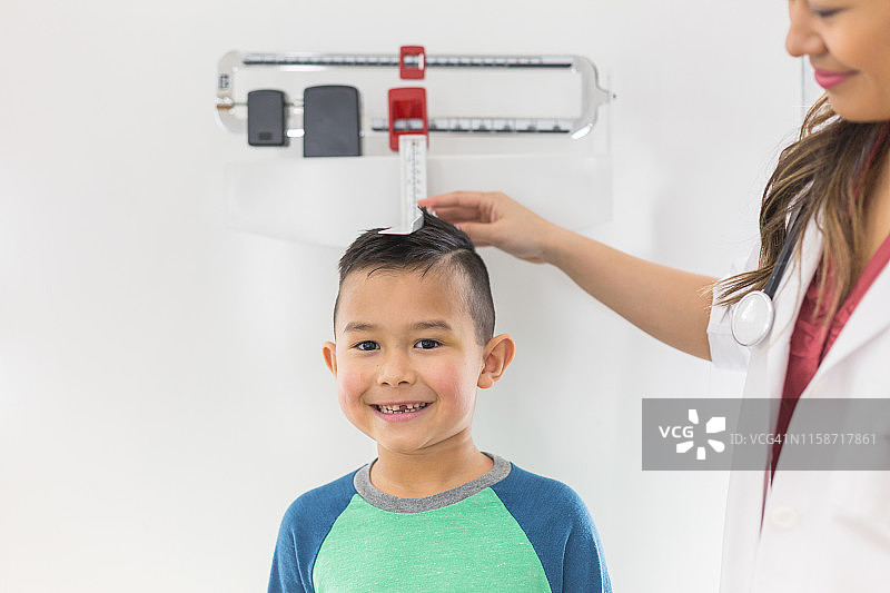 在医生办公室的小男孩图片素材