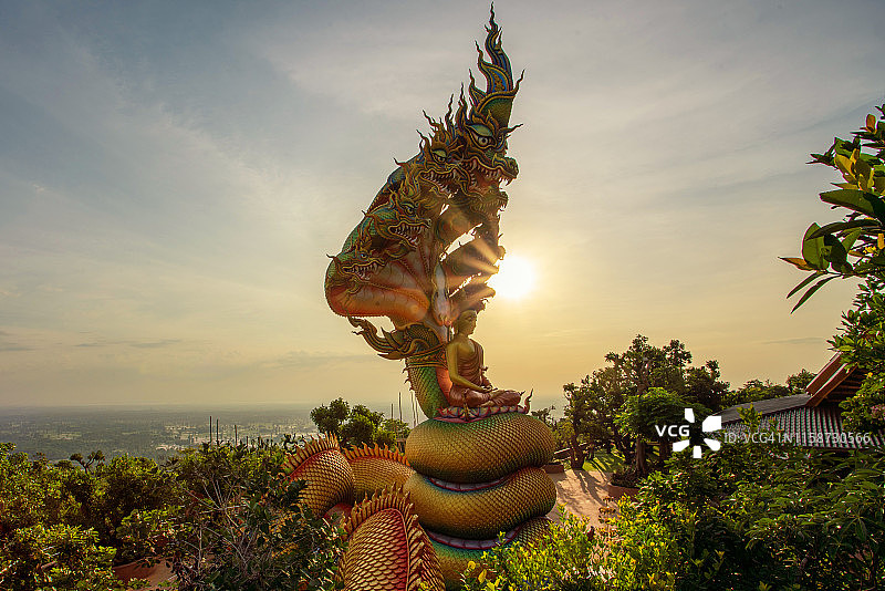 寺庙中的那伽佛像日出图片素材