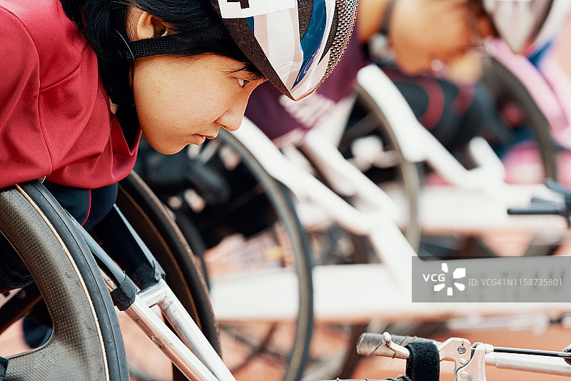 参加轮椅比赛的女子残奥会运动员在起跑线上图片素材