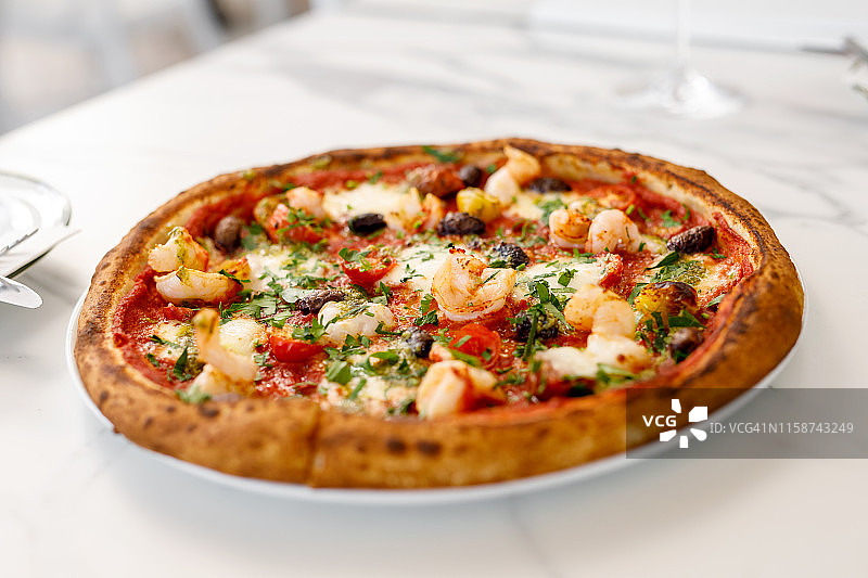 意大利美食——蒜蓉虾披萨图片素材
