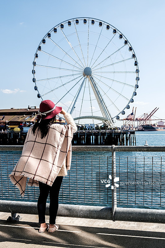 女人凝视西雅图巨轮图片素材