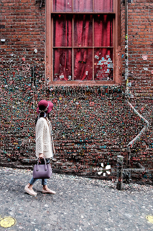 在西雅图口香糖巷行走的女人图片素材