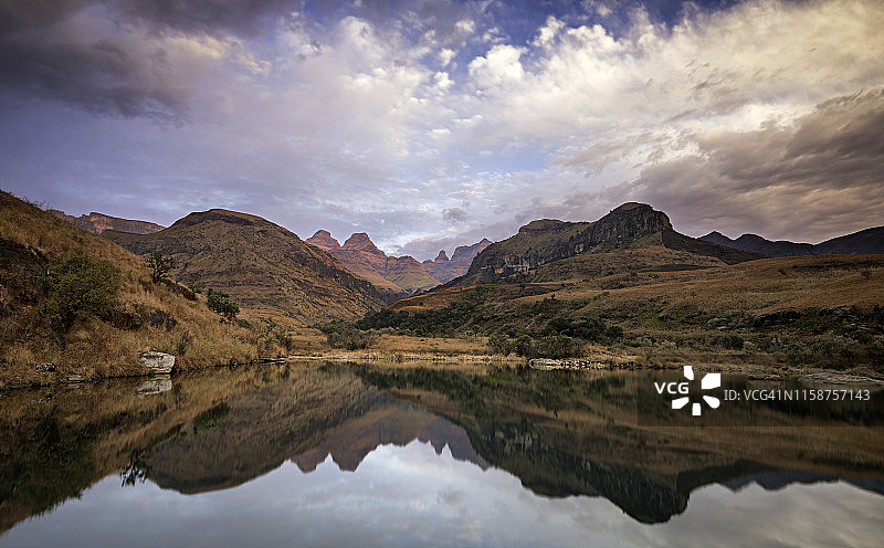 南非夸祖鲁-纳塔尔省，大教堂峰和鳟鱼水坝平静水面上的壮丽天空全彩图图片素材