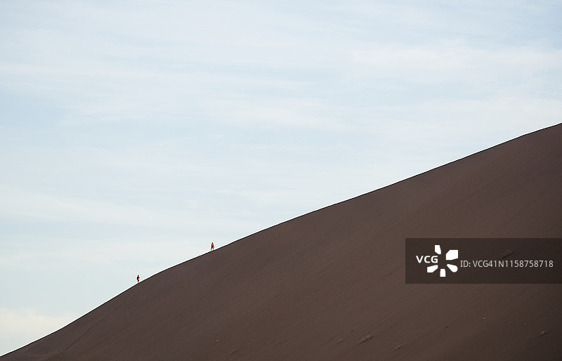 在纳米比亚苏丝斯黎Big Daddy沙丘上徒步的成年人图片素材
