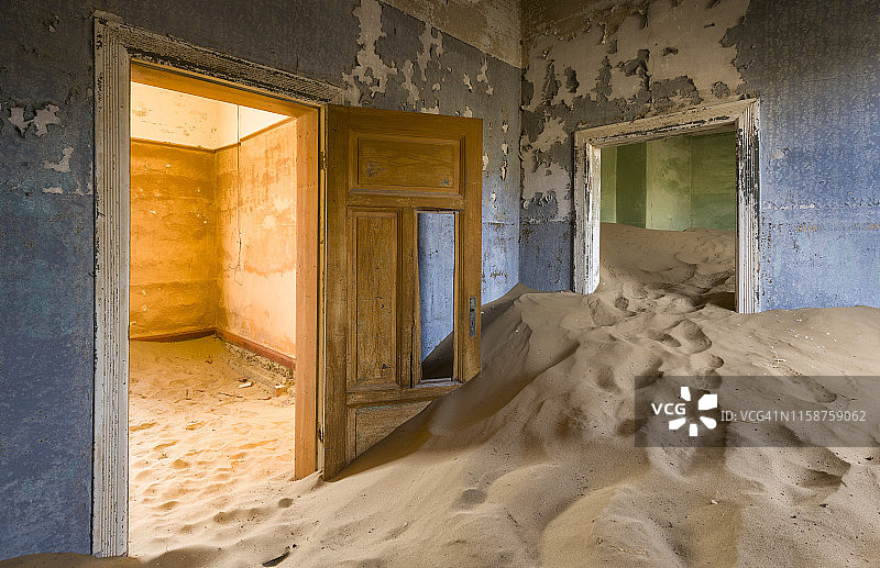 纳米比亚海岸科尔曼斯科普废弃钻石镇的沙化房间。全彩图像图片素材