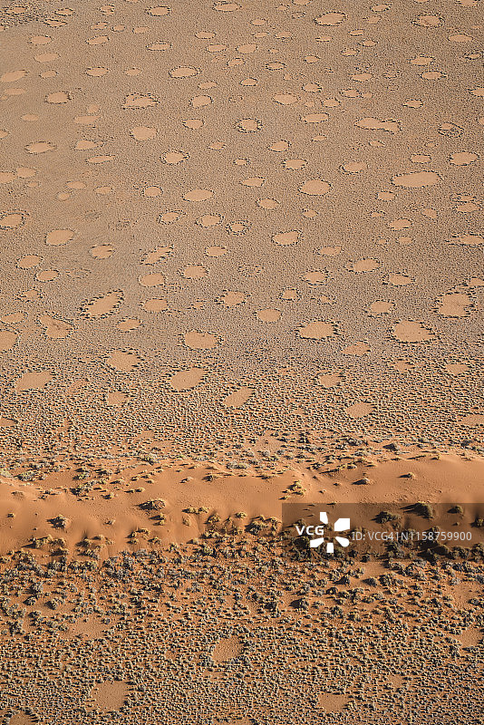 沙漠中奇特的椭圆形，航拍视角，苏索斯维利，纳米布-诺克卢夫国家公园，纳米比亚图片素材
