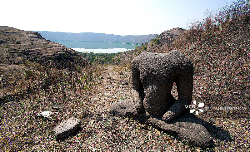 印度马哈拉施特拉邦洛纳尔陨石坑湖的古老印度教寺庙遗址图片素材