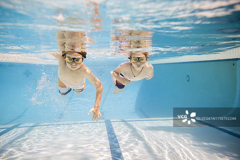 男孩们在水下游泳图片素材