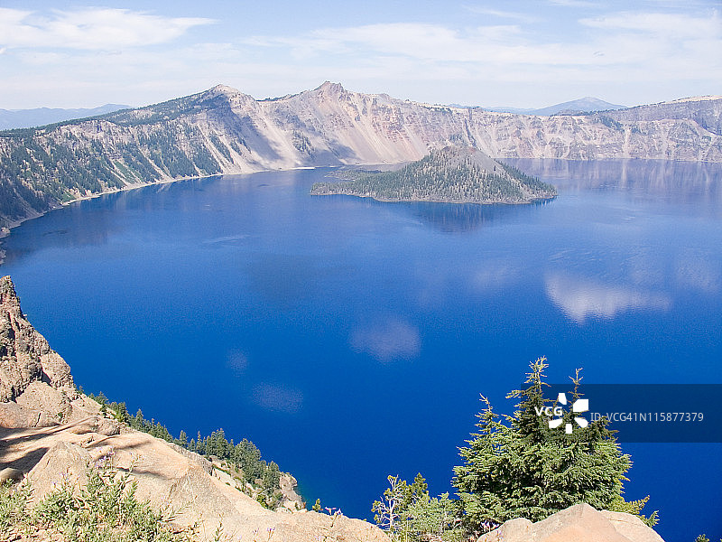 火山口湖中的 Wizard Island图片素材
