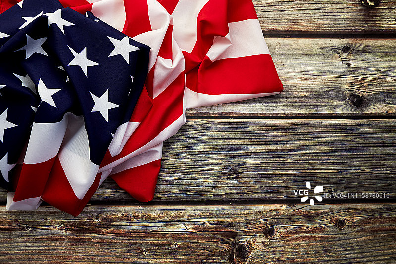 老式乡村木板上的美国国旗，美国重要节日概念图片素材