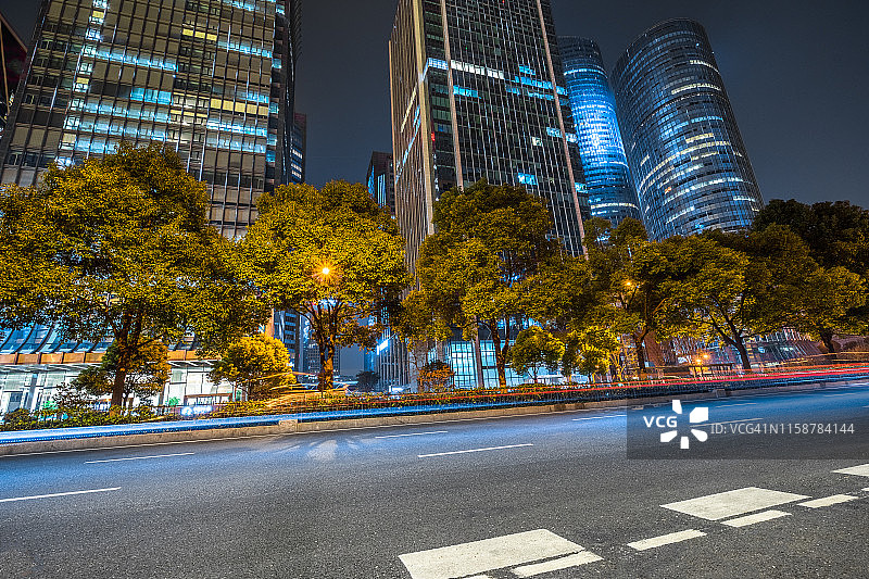 夜间空旷的城市道路和现代天际线图片素材