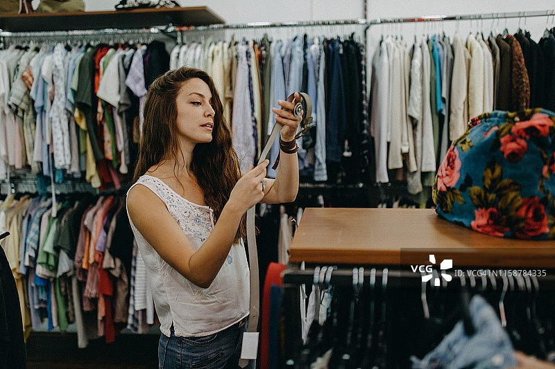 年轻女子购买复古服装图片素材