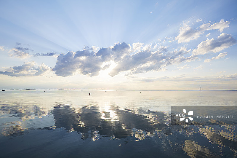 日落时湖面和云彩的倒影，抽象背景图片素材