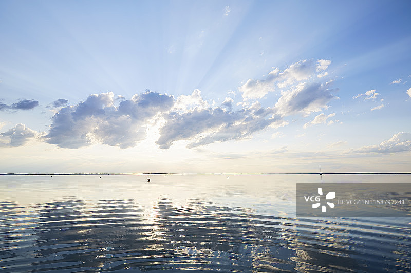 日落时湖面和云彩的倒影，抽象背景图片素材