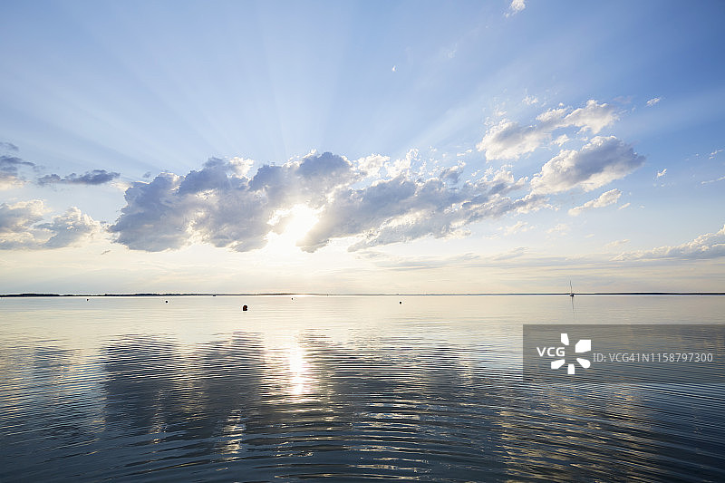 日落时湖面和云彩的倒影，云景和抽象背景图片素材