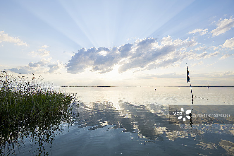 湖边芦苇草的傍晚天空，云景，海景图片素材