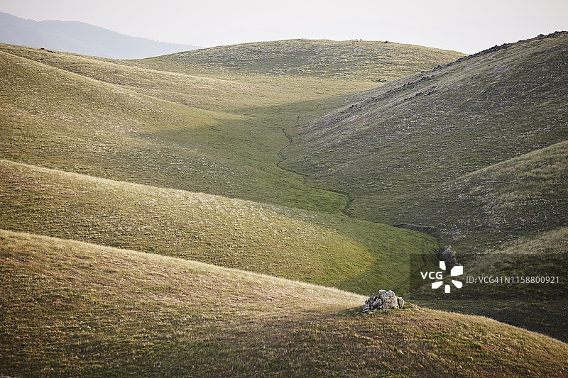 美国加利福尼亚州特哈查比蜿蜒的山谷小路图片素材
