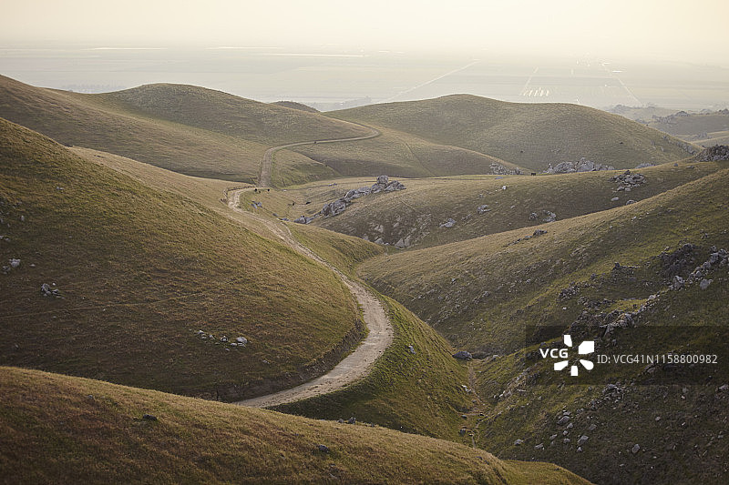 蜿蜒的山谷公路，特哈查比，加利福尼亚州，美国图片素材