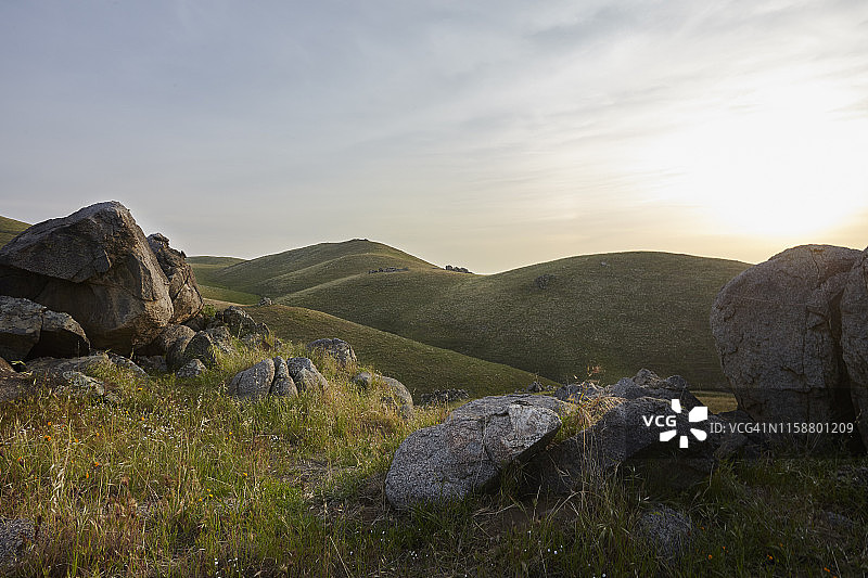 加利福尼亚州特哈查比的草地景观和山脉图片素材