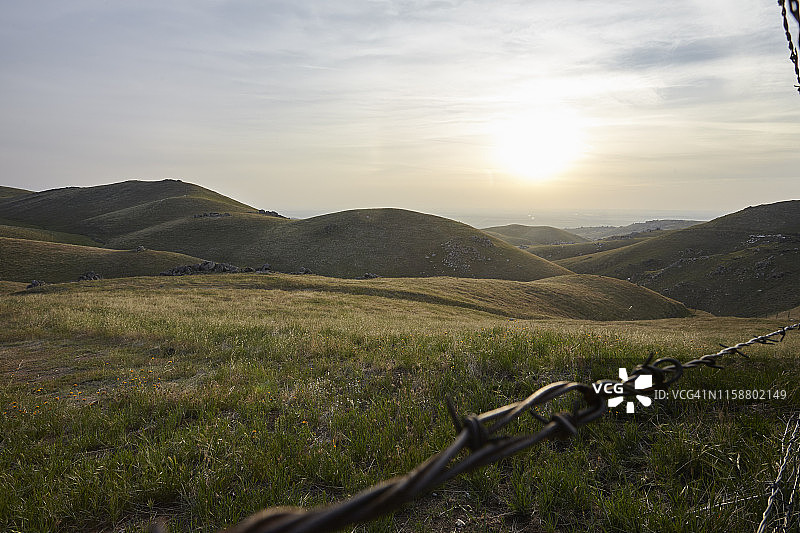 加利福尼亚州特哈查比的草地景观和山脉图片素材