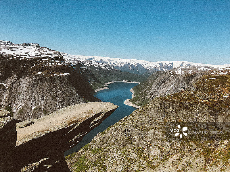 哈当厄尔峡湾顶部的陡峭岩层图片素材