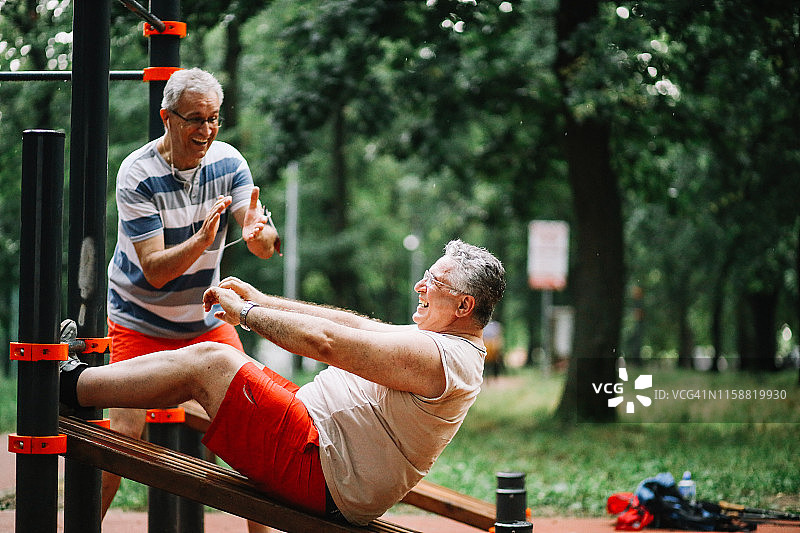 在户外一起锻炼的活跃老年人图片素材