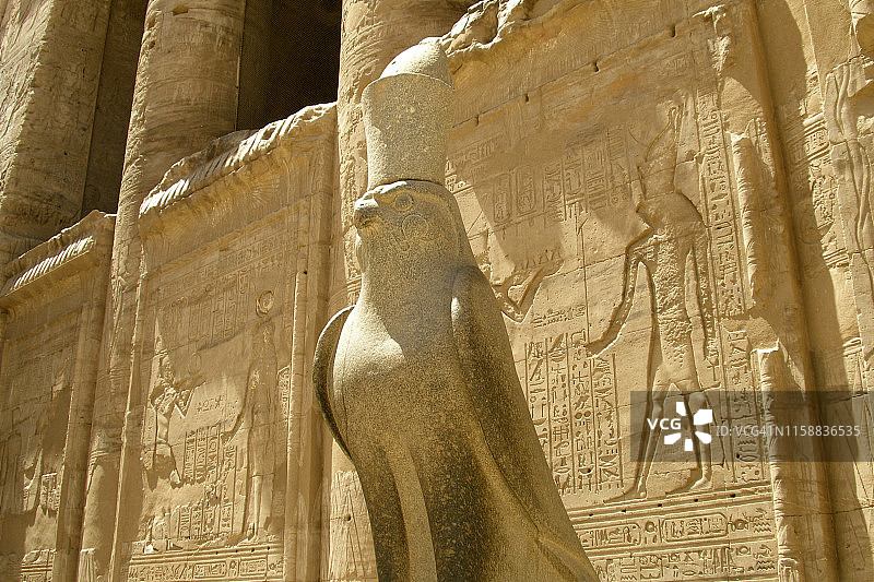 埃德夫神庙天空之神荷鲁斯雕像图片素材