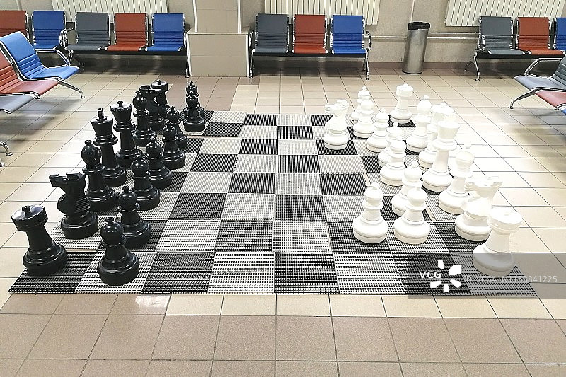 大房间里的大型国际象棋图片素材