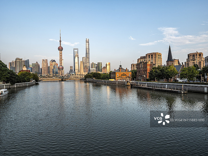 日落时分的上海天际线图片素材