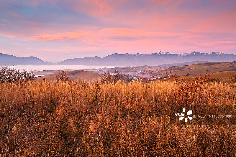 斯洛伐克图里埃茨地区山谷中的雾图片素材